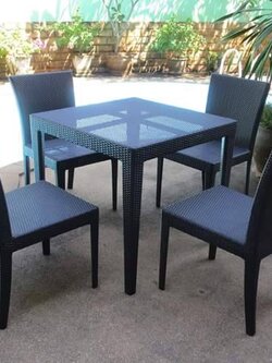 ชุดโต๊ะกาแฟ +เก้าอี้ 4ตัว โครงสร้างอลูมิเนียม น้ำหนักเบา ทนฟ้าฝน วางกลางแจ้ง ไม่เป็นสนิม สานด้วยเส้นหวายเทียม เหมาะใช้งานภายนอก 100%